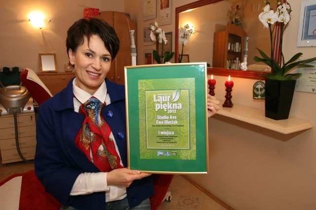 Ewa Ubożak, właścicielka Studia Kosmetycznego "Ave&#8221; w Chęcinach, z dyplomem dla Najlepszego Salonu Kosmetycznego powiatu kieleckiego ziemskiego w roku 2012.     