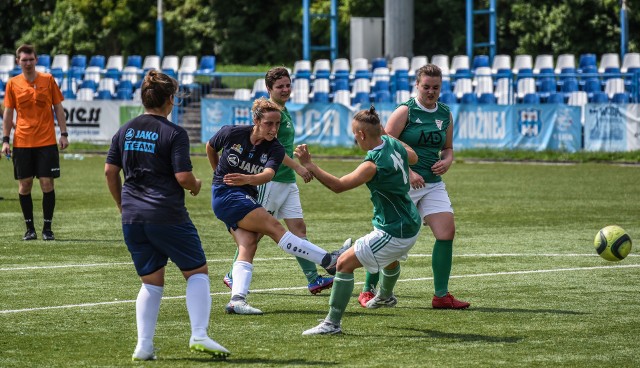 W niedzielnym meczu sparingowym kobiet rozegranym na stadionie przy ul. Słowiańskiej piłkarki I-ligowego KKP Bydgoszcz pokonały II-ligowy KKP Chełmża aż 10:1 (6:0).Bramki zdobyły: 1:0 Natalia Makowska (4), 2:0 Agata Stępień (10), 3:0 Jessie Vilkofsky (17), 4:0 samobójcza, 5:0 Ilona Raczkowska (35), 6:0 Natalia Makowska (41), 7:0 Ilona Raczkowska (48, 7:1 gol dla ekipy z Chełmży (55), 8:1 Wiktoria Zielińska (65), 9:1 Jessie Vilkofsky (82), 10:1 Anna Lewandowska (86)KKP Bydgoszcz wyszedł w składzie: Borowicz - Gugała, Lewandowska, Wierzbowska, Andrzejewska - Raczkowska, Kaźmierczak, Stępień, Vilkofsky - Makowska, Sobczyk. Na zmiany weszły: Węglarz, Puczek, Zielińska, Krupińska.W środę podopieczne Adama Górala zagrają kolejny sparing - na wyjeździe z Medykiem Konin. Stamtąd na testy do Bydgoszczy przyjechała Amerykanka Jessie Vilkofsky, grająca w środkowej linii.ZOBACZ ZDJĘCIA Z MECZU BYDGOSZCZANEK NA SŁOWIAŃSKIEJ >>>>>