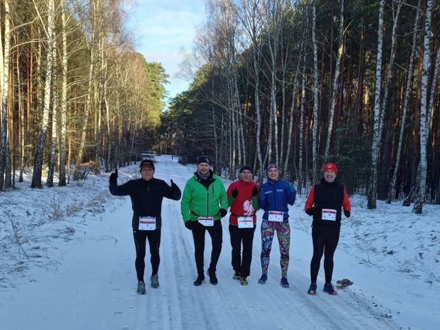 Uczestnicy przebiegli 5 kilometrów. Pokonali między innymi przepiękną leśną trasę pod Gniewkowem. Towarzyszyli im zawodnicy nordic walking. Zobaczcie zdjęcia >>>>>