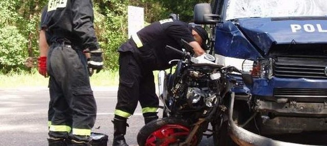 W policyjny radiowóz uderzył motocykl. Podróżujący nim mieszkańcy Warszawy trafili do szpitala