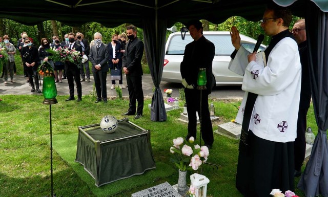W piątek na Miłostowie odbył się pogrzeb Jerzego Gołaszewskiego. W ostatniej drodze znanego wykładowcy z poznańskiej AWF i wychowawcy wielu pokoleń znamienitych trenerów wielkopolskich klubów piłkarskich uczestniczyli najbliżsi, koledzy po fachu i jego wychowankowie. Zobacz zdjęcia ---->