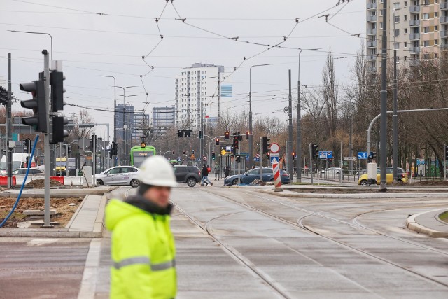 Rondo Rataje jest przejezdne - prace na nim dobiegają końca