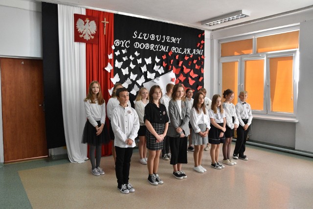 Ślubowanie uczniów klas pierwszych i odsłonięcie tablicy w Szkole Podstawowej w Podchojnach.