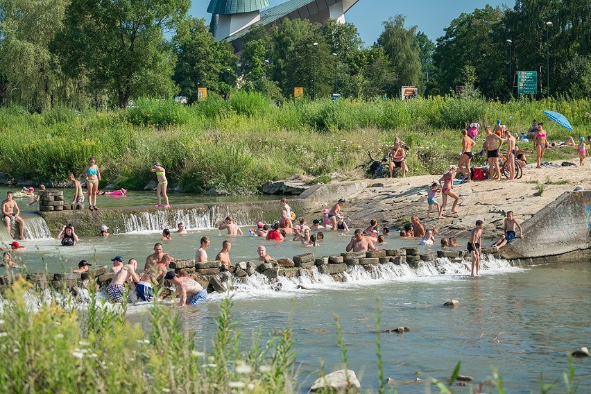 Upały w Nowym Sączu. Tłumy na plaży nad Kamienicą [ZDJĘCIA]