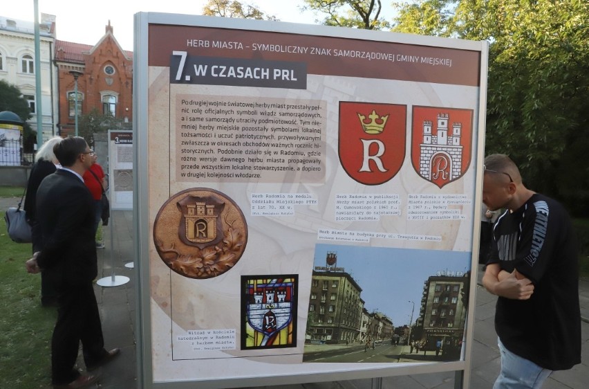 "Herb miasta - symboliczny znak samorządowej gminy miejskiej” to wystawa na dziedzińcu Miejskiej Biblioteki Publicznej w Radomiu