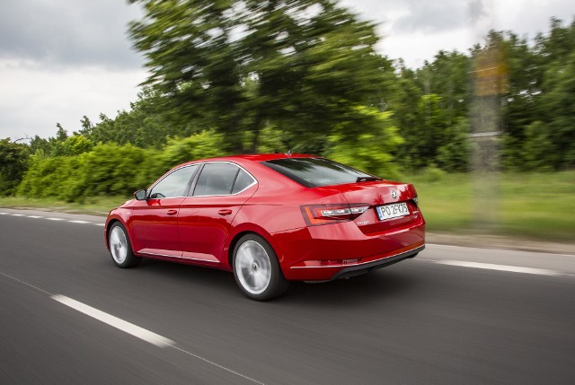 Włączanie się do ruchu to jeden z tych manewrów, podczas którego należy zachować szczególną ostrożność. Pomocne mogą się okazać elektroniczne systemy wspomagające kierowcę podczas jazdy.Fot. Skoda