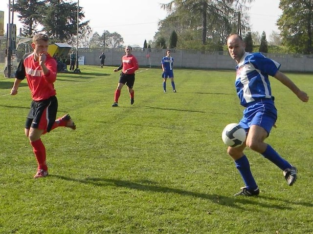 Pilkarze Limblachu Zaczernie (czerwone koszulki) na wlasnym boisku pokonali rywali z Niska 2-0.