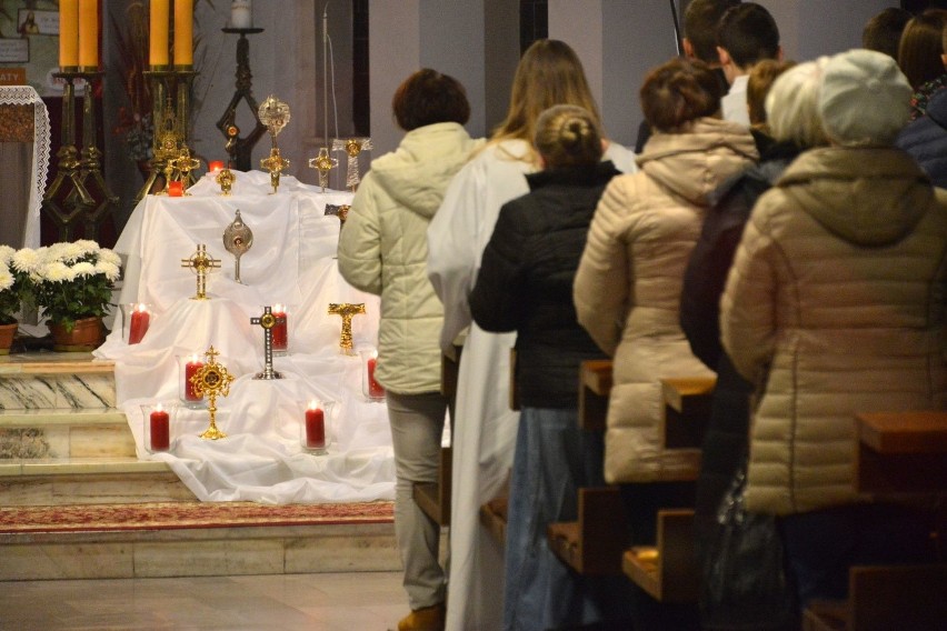 Noc Świętych w Kielcach. Wielu wiernych w procesji z Dąbrowy do kościoła Na Stoku