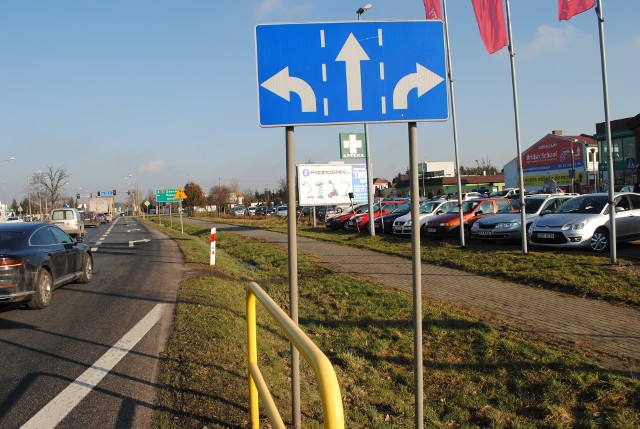 Przecież miejsca na przystanek autobusowy jest tu dość...