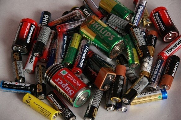 Organizatorzy zbiórki zaznaczają, że zużyte baterie są niebezpieczne dla środowiska.