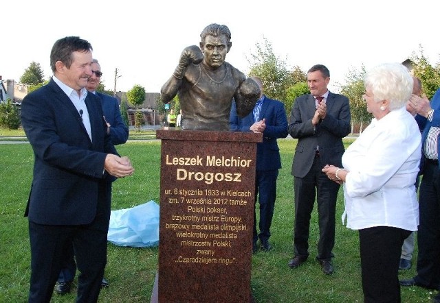 Irena Drogosz &#8211; z prawej, żona nieżyjącego Leszka Drogosza dziękowała za pomnik. Z lewej Jan Gierada, prezes Świętokrzyskiego Okręgowego Związku Bokserskiego.