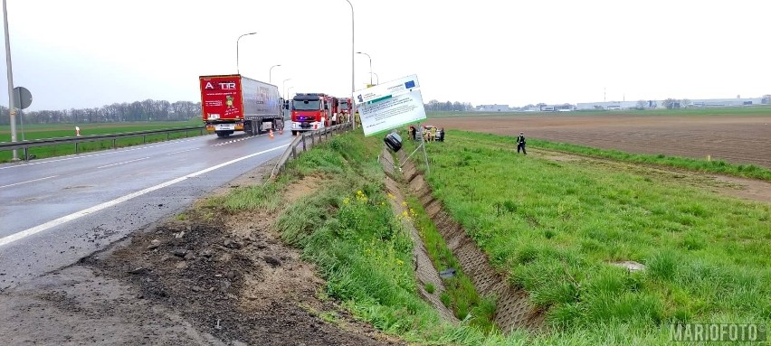 Kolizja na obwodnicy Opola. Samochód wypadł z drogi i dachował w rowie