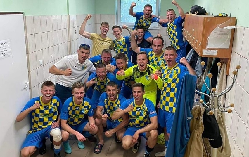 Piłkarze Stali Kunów wygrali w meczu klasy okręgowej z Grodem Ćmińsk i fetowali awans do 4 ligi. Wielka radość zespołu Marcina Dynarka