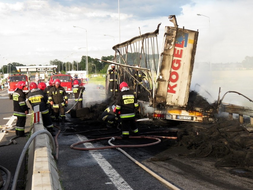 Pożar na autostradzie A4: Spłonął tir wypełniony oponami (ZDJĘCIA)