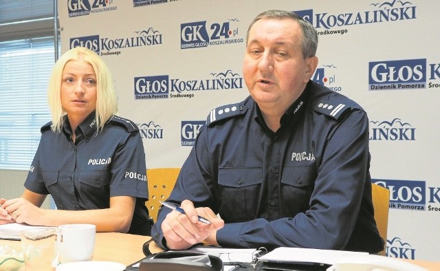 Mł. asp. Monika Kosiec oraz komendant insp. Zenon Atras podczas dyżuru w redakcji Glosu Koszalińskiego.