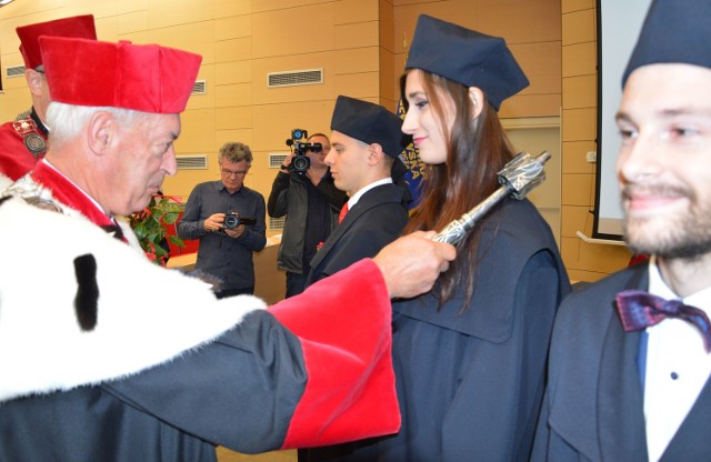 Przedstawiciele studentów po ślubowaniu byli pasowani berłem przez rektora Politechniki Rzeszowskoej profesora Tadeusza Markowskiego