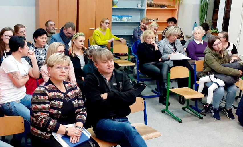 Kilkunastu rodziców pojawiło się na szóstym spotkaniu w...