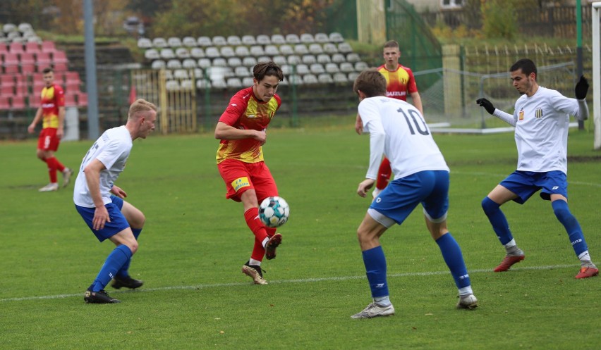 Hummel 4. liga. Wygrana GKS Nowiny w Ożarowie. Zwycięstwo Pogoni Staszów z Lubrzanką, remis Wiernej Małogoszcz z AKS 1947 Busko