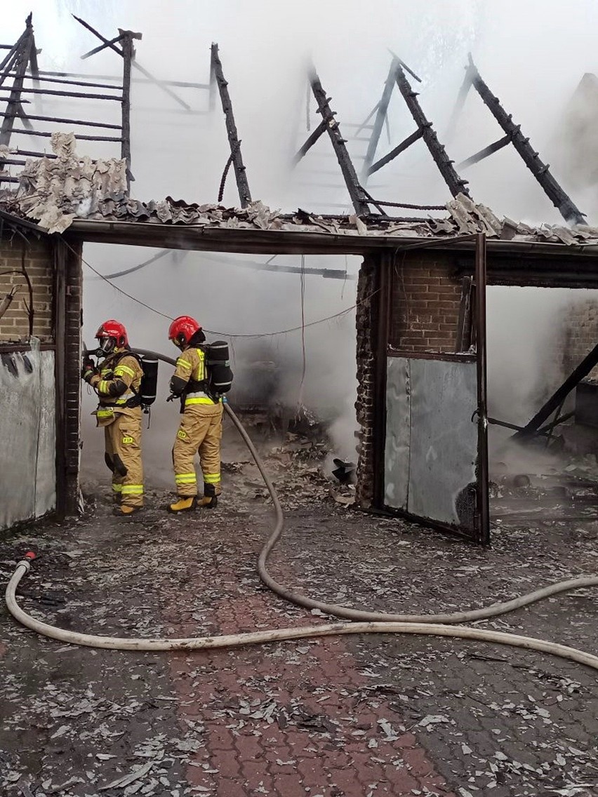 Radzyń Podlaski. Pożar warsztatu samochodowego. Zobacz zdjęcia z akcji gaśniczej