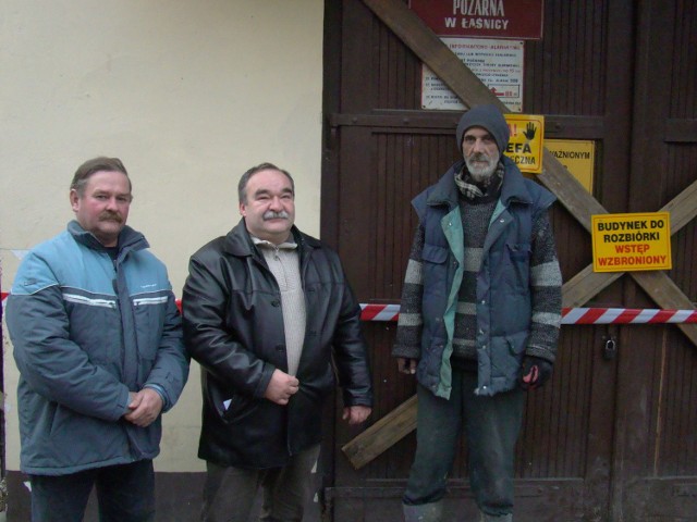 Naczelnik OSP Łaśnica Marian Łaski (z  lewej) i jej prezes Krzysztof Chorąży przed swoją strażn icą, w której pozostał sprzęt gaśniczy i  mundury. - Jak w razie pożaru mamy interweniować? - pytają strażacy