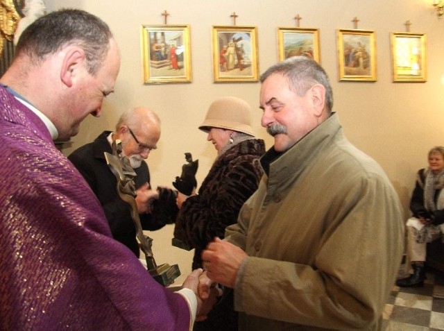 Tegoroczne wyróżnienia państwu Grażynie i Stanisławowi Szrekom wręczyli profesor Stanisław Żak i rektor klasztoru na Tarczówce ksiądz Jan Oleszko.