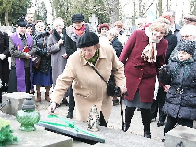 Tablicę pamiątkową odsłania Anna Byszewska-Wzorek, córka Antoniego Byszewskiego