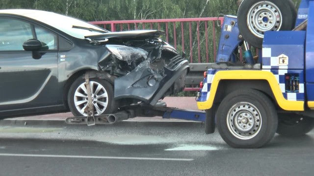 Do zdarzenia doszło dzisiaj po południu. Na szczęście nikomu nic się nie stało. Kwadrans po godzinie 15 policjanci otrzymali zgłoszenie o zderzeniu dwóch aut przy wylocie z Bydgoszczy na ulicy Szubińskiej. Na miejscu pojawił się najbliższy patrol.- Kierowca mercedesa nie zastosował należytej ostrożności i zderzył się z oplem - mówi mł. asp. Piotr Duziak z biura prasowego Komendy Wojewódzkiej Policji w Bydgoszczy.Uderzenie było na tyle mocne, że opel wjechał w barierki. Na szczęście nikomu nic się nie stało. Sprawca kolizji został ukarany mandatem.Przez około godzinę jeden pas na Szubińskiej był nieprzejezdny. Teraz ruch odbywa się już prawidłowo. 