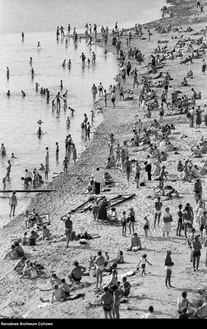 1958
 
Plaża nad Wisłą w Warszawie.