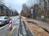 Trwa przebudowa ulicy Lotnisko w Katowicach. Zamiast jednego pasa ruchu i chodnika będzie droga rowerowa