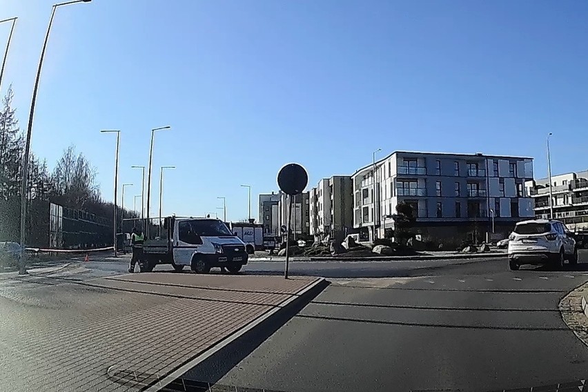 Plama oleju na ringu. Utrudnienia na rondzie w Słupsku