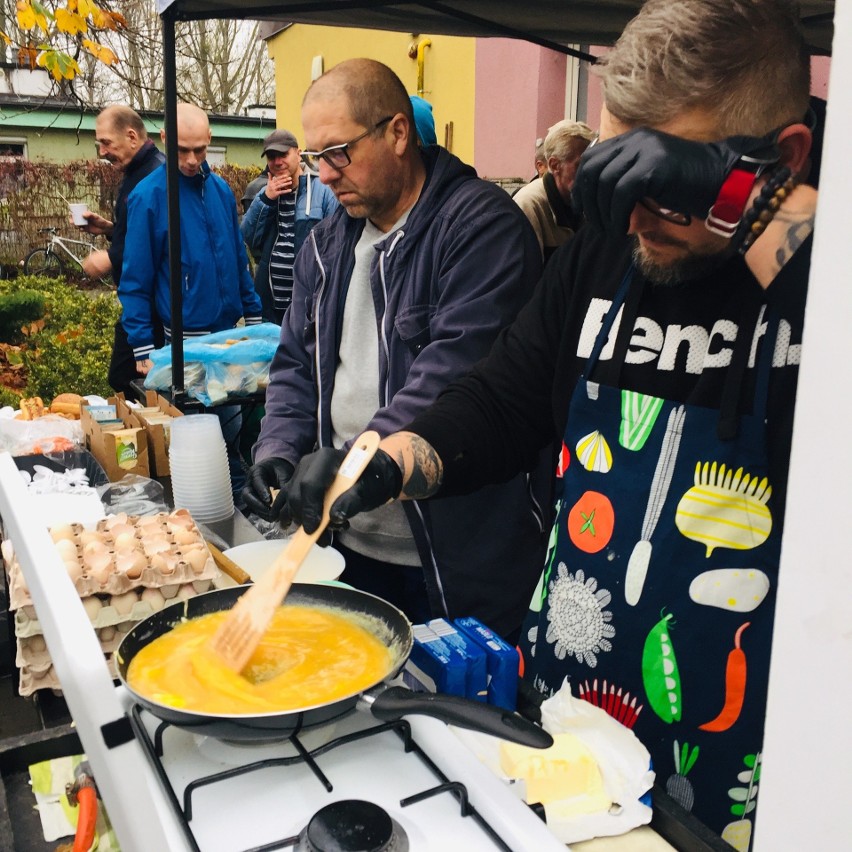 Jajecznica ze 150 jaj i tort - wyjątkowa akcja "Serca Torunia" dla bezdomnych.  Działo się!