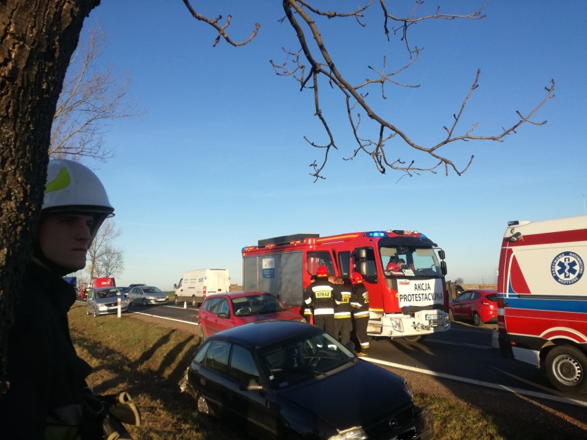 Wypadek w Krzyżanowicach pod Iłżą. Zderzyły się trzy samochody na drodze krajowej