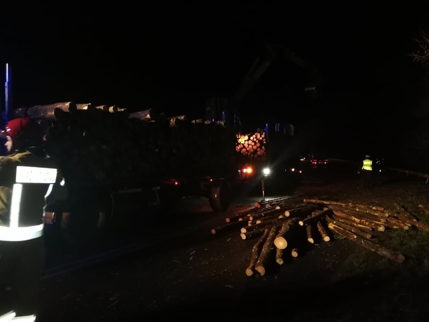 Bale z drewna, które spadły z ciężarówki, zablokowały drogę...