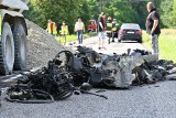 Śmierć na drodze w Laskowie. Ciężarówka zmiażdżyła maleńkie autko [DRASTYCZNE ZDJĘCIA]