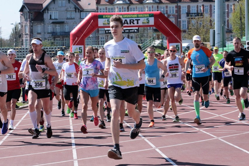 Ponad 700 amatorów biegania wystartowało w poniedziałek w V...