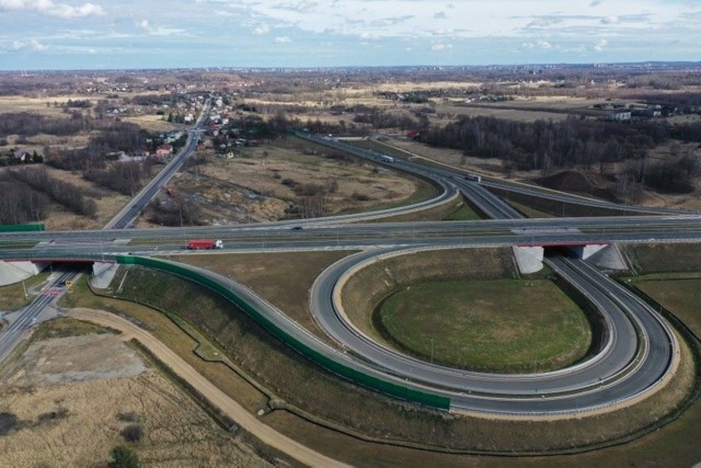 Na zdjęciach - najpierw gotowy już odcinek G (od węzła Blachownia do węzła Częstochowa Południe), a następnie - wciąż w budowie,  odcinek F (od węzła Blachownia do węzła Częstochowa Północ). Zobacz kolejne zdjęcia. Przesuwaj zdjęcia w prawo - naciśnij strzałkę lub przycisk NASTĘPNE