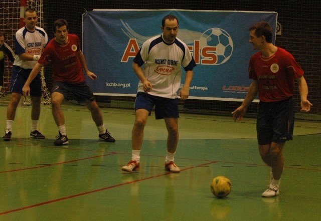 Występujący w Kantorze Tomasz Trznadel (z piłką) i Jarosław Helwig (drugi z lewej) nie sprostali ekipie kibiców.