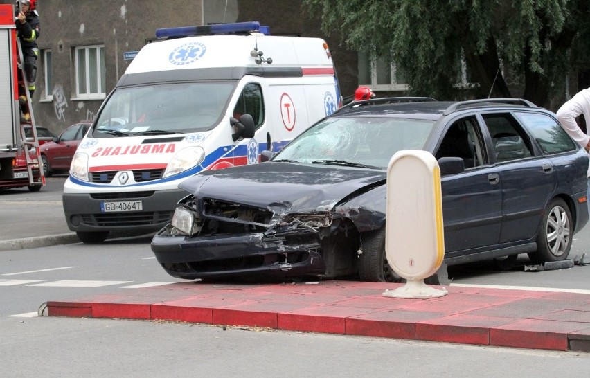 Wypadek na skrzyżowaniu Wyszyńskiego i Damrota