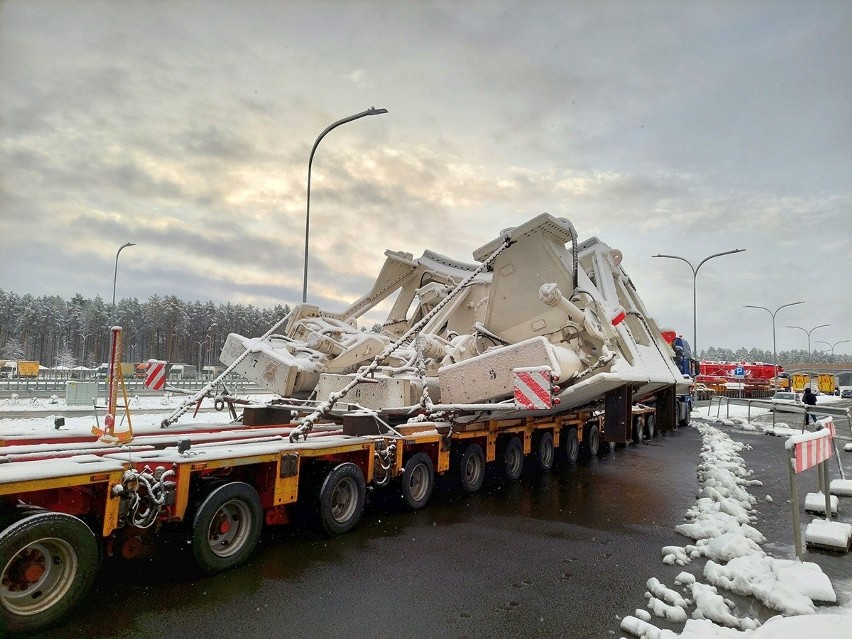 Kolumna transportu gigantycznej maszyny TBM pojedzie w nocy w kierunku Rzeszowa [ZDJĘCIA]