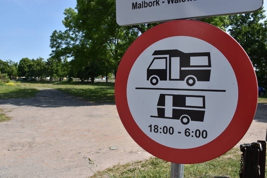 Znaki zakazu parkowania kamperów i samochodów z przyczepami...