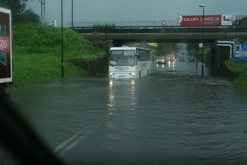 Dla autobusu przejechanie przez rozlewisko to nie problem,...