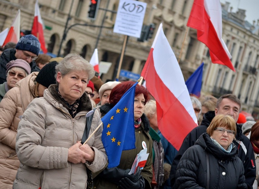 Komitet Obrony Demokracji manifestował w Lublinie. "Beata opublikuj!" [ZDJĘCIA, WIDEO]