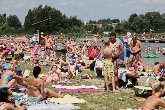 Zalew Dojlidy w Białymstoku. Plaża oblegana przez wczasowiczów