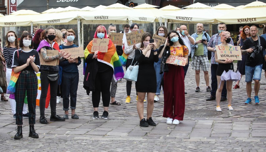 Protest w obronie środowisk LGBT na rzeszowskim rynku [ZDJĘCIA]