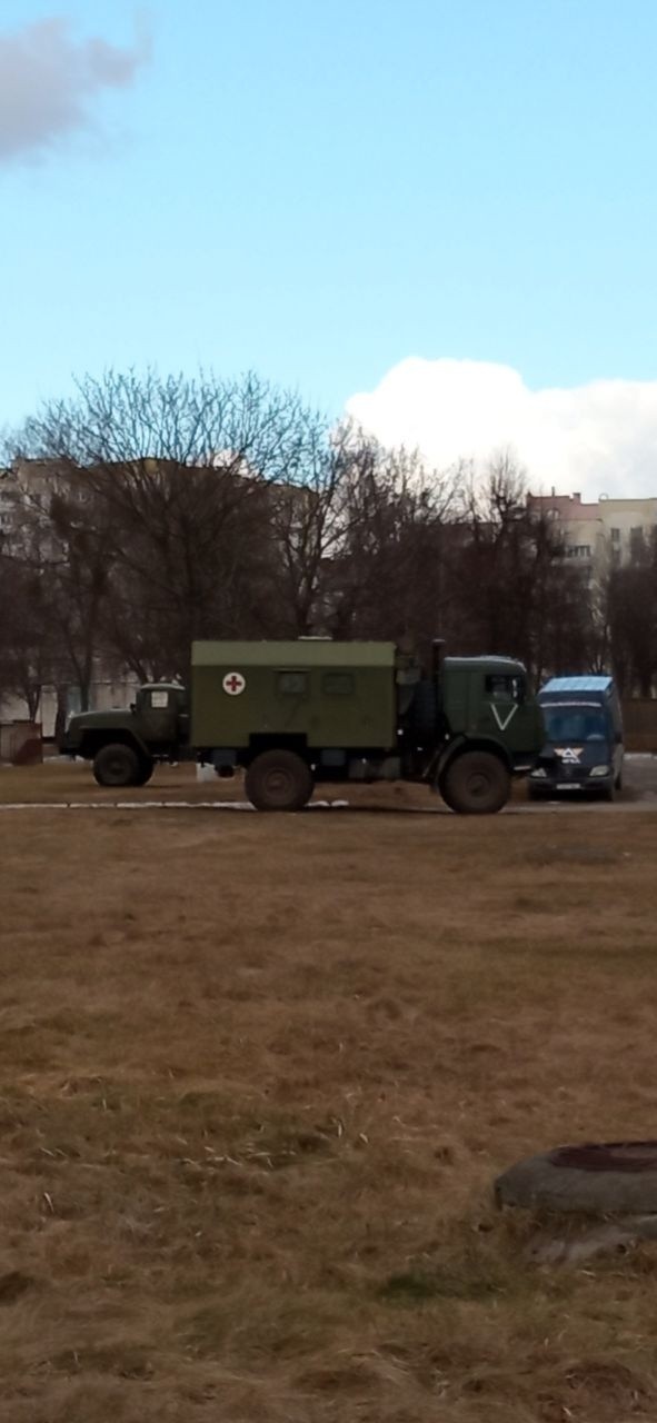 Na takich ciężarówkach do kostnicy w Mozyrzu przywożono...