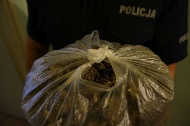 Policjanci znaleźli w samochodzie zapakowaną w plastikowej torbie za siedzeniem marihuanę