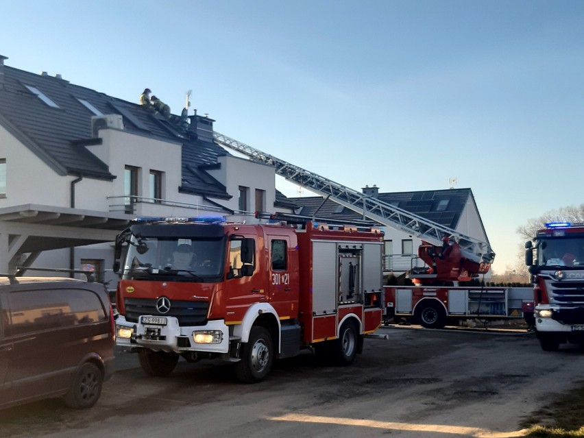 Pożar domku jednorodzinnego w Warzymicach. Na miejsce pojechały samochody straży pożarnej z Polic i Szczecina [ZDJĘCIA]