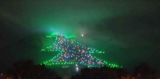 Największa na świecie choinka znów oświetla miasteczko we Włoszech