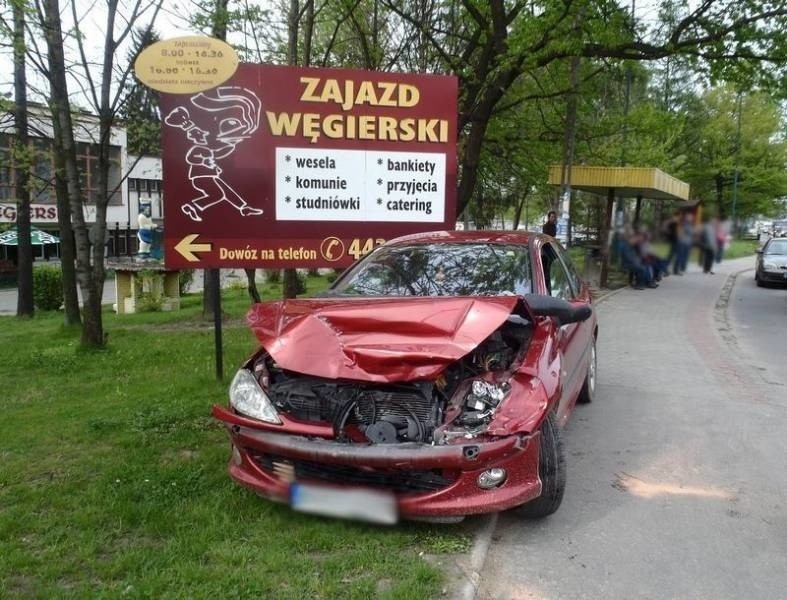 Zderzenie na Węgierskiej. Kobieta w szpitalu [ZDJĘCIA]