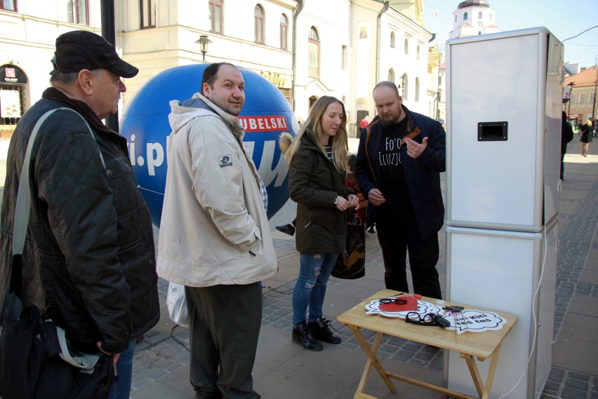 Chętnych na pamiątkowe zdjęcie z Kurierem Lubelskim we...